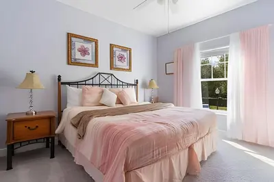 a bedroom with a large bed and a window at Casa Moderna 3Q – Perto da Disney in Kissimmee