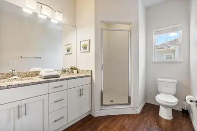 a white bathroom with a shower and a toilet at Casa 4Q c/ Clubhouse – 10 Min da Disney in Kissimmee