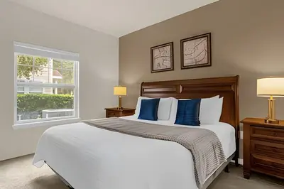 a bedroom with a large bed and a window at Casa 4Q c/ Piscina e Clubhouse — 10min da Disney in Kissimmee
