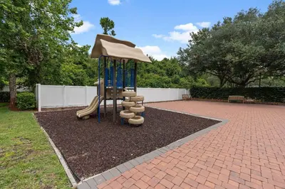 a playground with a slide and an umbrella at Casa 4Q + Sala de Jogos – 15 min da Disney in Kissimmee