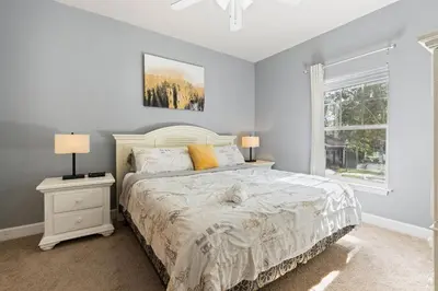 a bedroom with a bed and a window at Casa 4Q Lucaya com Temas Disney e Clubhouse in Kissimmee