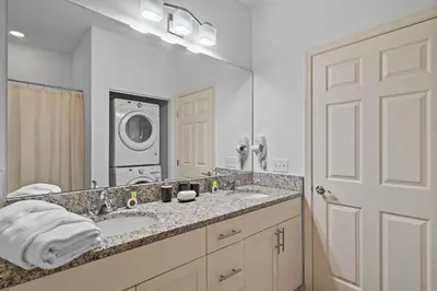 a bathroom with two sinks and a washing machine at Modern 3 Bed Villa Newly Renovated Prime Location in Kissimmee