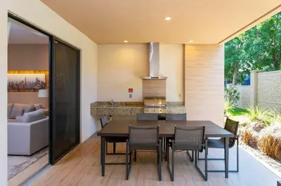 a kitchen and dining room with a table and chairs at Casa 3Q c/ Área de Churrasco – Próx. Disney in Orlando