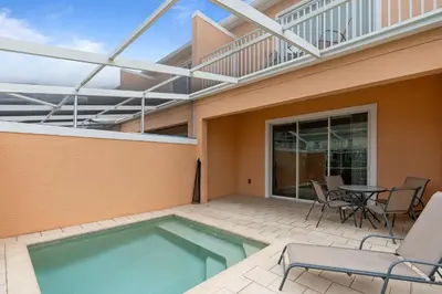 a patio with a pool and a table and chairs at Casa 3Q c/ Piscina Privativa – Refúgio Familiar in Orlando
