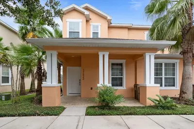 a house with palm trees in front of it at Casa 3Q c/ Piscina Privativa – Refúgio Familiar in Orlando