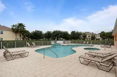 a swimming pool with chaise lounges and chairs at Casa 3Q c/ Piscina Privativa – Refúgio Familiar in Orlando