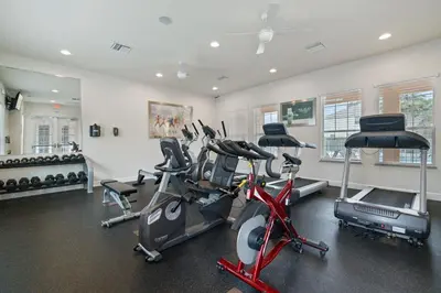 a gym with several exercise bikes in a room at Casa 3Q c/ Piscina Privativa – Refúgio Familiar in Orlando