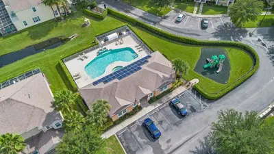 an overhead view of a house with a swimming pool at Casa 3Q c/ Piscina Privativa – Refúgio Familiar in Orlando
