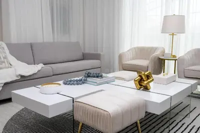a living room with a couch and a coffee table at Storey Lake 4Q/3B acesso Resort e Piscina Priv. in Kissimmee