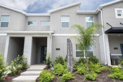 a house with a sign in front of it at Storey Lake 4Q/3B acesso Resort e Piscina Priv. in Kissimmee