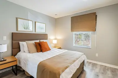 a bedroom with a large bed and two windows at 3Q/2.5B ✰ Jacuzzi ✰ Cama King in Kissimmee