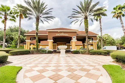 a building with palm trees in front of it at 3Q/2.5B ✰ Jacuzzi ✰ Cama King in Kissimmee