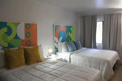 a bedroom with two beds and a window at Apartamento Perto Disney in Kissimmee