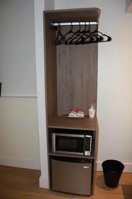 a small kitchen with a microwave in a room at Apartamento Perto Disney in Kissimmee