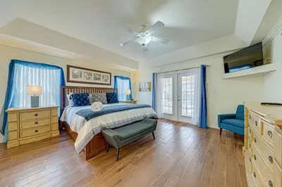 a bedroom with a bed and a ceiling fan at Spacious 4 Bed South Facing Pool Villa Near Disney in Orlando