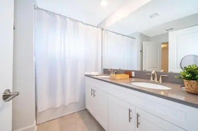 a bathroom with a sink and a shower at 2585LA TOWNHOUSE 4 BEDROOMS & 3 BATHROOMS + POOL in Kissimmee