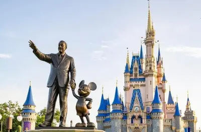 a statue of a man in front of a castle at Modern Guesthouse near MCO in Kissimmee