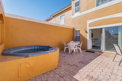 a patio with a jacuzzi in the side of a building at Charmosa 3Q/2.5B c/Jacuzzi * Vista Lago * in Kissimmee