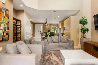 a living room with two couches and a kitchen at Casa 4Q c/ Varandas c/ Churrasqueira – Perto Disn in Orlando