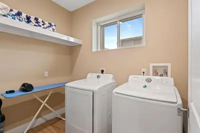 a laundry room with a washing machine and a window at Casa 4Q Elegante Perto da Disney – Magic Village in Orlando