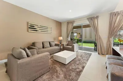 a living room with a couch and a coffee table at 7639- Encantadora Casa com 3 Suítes no Magic Village Yards, Perto da Disney e da Rota 192 in Orlando