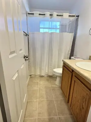 a bathroom with a toilet and a sink at Apartamento 3 Quartos a Minutos da Disney in Kissimmee