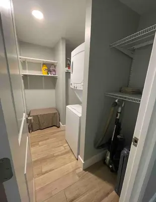 a small kitchen with a refrigerator and a laundry room at Agradable casa parqueos gratis in Orlando