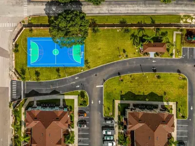 an overhead view of a road with a tennis court at 12 min da Disney • Casa 3 Q c/ Resort in Kissimmee