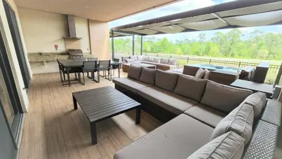 a large living room with a couch and a table at 3053 Magic Village - Jacuzzi excepcional, a 8 minutos da Disney in Orlando