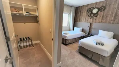 a hotel room with two beds and a mirror at 3053 Magic Village - Jacuzzi excepcional, a 8 minutos da Disney in Orlando