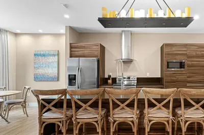 a kitchen with a table with chairs and a refrigerator at Magic Village: charme e conforto a 8 min da Disney in Orlando