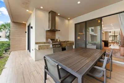 a kitchen and dining room with a wooden table at Magic Village: charme e conforto a 8 min da Disney in Orlando