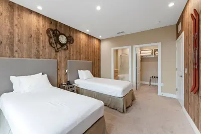 a bedroom with two beds and a clock on the wall at Magic Village: charme e conforto a 8 min da Disney in Orlando