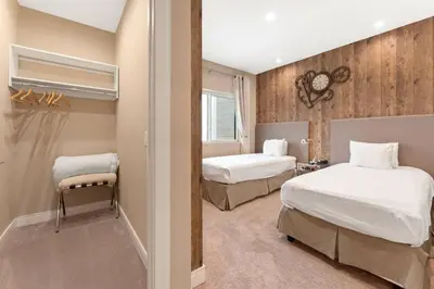 a bedroom with two beds and a window in it at Casa 3 Suítes c/ Churrasco – Perto da Disney in Orlando