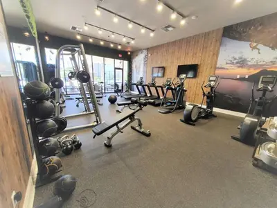 a gym with a bunch of treadmills and machines at Casa 3 Suítes c/ Churrasco – Perto da Disney in Orlando