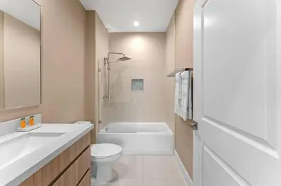a bathroom with a tub and a toilet and a sink at 7562 Magic Village: 4 Suítes, 8 Hóspedes, Apenas 8 Minutos da Disney! in Orlando