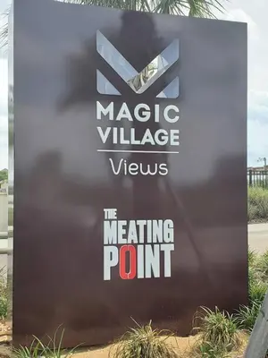 a sign for the meeting point of the magic village sign at 6 min da Disney • Casa Moderna 4 Suítes c/ BBQ in Orlando