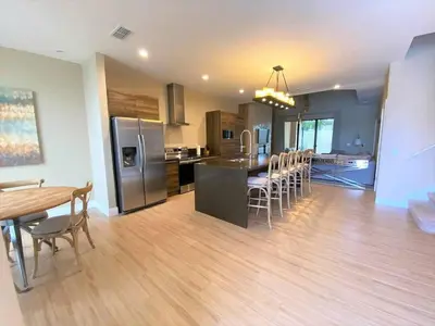 a kitchen and dining room with a table and chairs at 7545 Magic Village - Charmoso e especial, a 6 minutos da Disney in Orlando