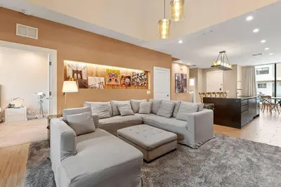 a large living room with a couch and a table at 7545 Magic Village - Charmoso e especial, a 6 minutos da Disney in Orlando
