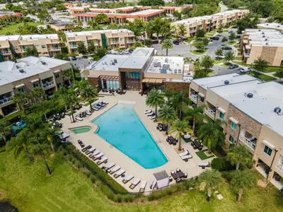 an aerial view of a resort with a swimming pool at 3212 Magic Village - 8 hóspedes, à beira do lago, 8 minutos da Disney in Orlando