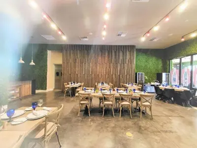 a large dining room with tables and chairs at Magic Village: 3 suítes c/ jacuzzi, 6min Disney in Orlando