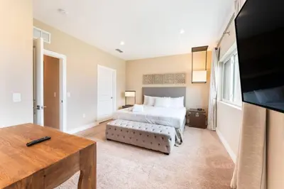 a bedroom with a bed and a tv in it at 7458 Magic Village - 8 hóspedes, jacuzzi, 8 minutos da Disney in Orlando