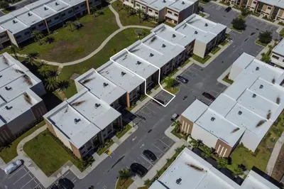 an overhead view of a city with white buildings at 7458 Magic Village - 8 hóspedes, jacuzzi, 8 minutos da Disney in Orlando