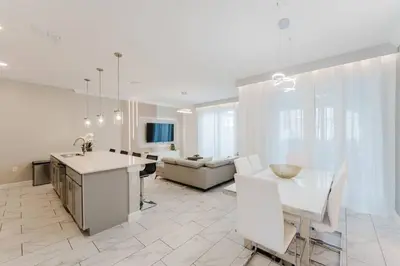 a kitchen and living room with a table and a couch at Casa 4Q c Piscina Privativa Perto da Disney in Kissimmee