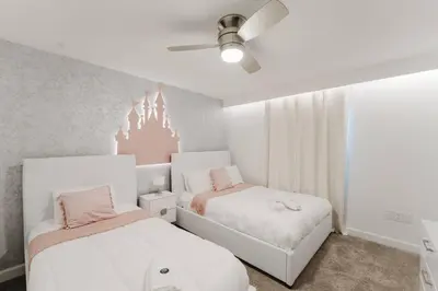 a bedroom with two beds and a ceiling fan at Casa 4Q c Piscina Privativa Perto da Disney in Kissimmee