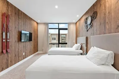 a bedroom with two beds and a tv on a wall at Magic Views Excelente 4 Suítes Perto da 192/Disney in Orlando