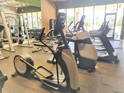 a gym with several treadmills and exercise bikes at Magic Views Excelente 4 Suítes Perto da 192/Disney in Orlando