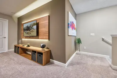 a living room with a wooden table in a room at Villa Luxuosa | 4 Quartos | Perto da Disney! in Orlando