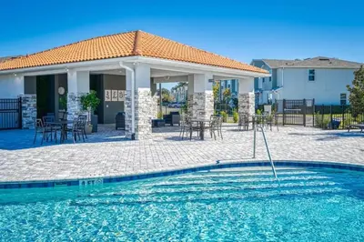 a house with a swimming pool and a patio at Villa Luxuosa | 4 Quartos | Perto da Disney! in Orlando