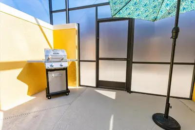 a kitchen with an umbrella and a stove at CAL8955 in Kissimmee